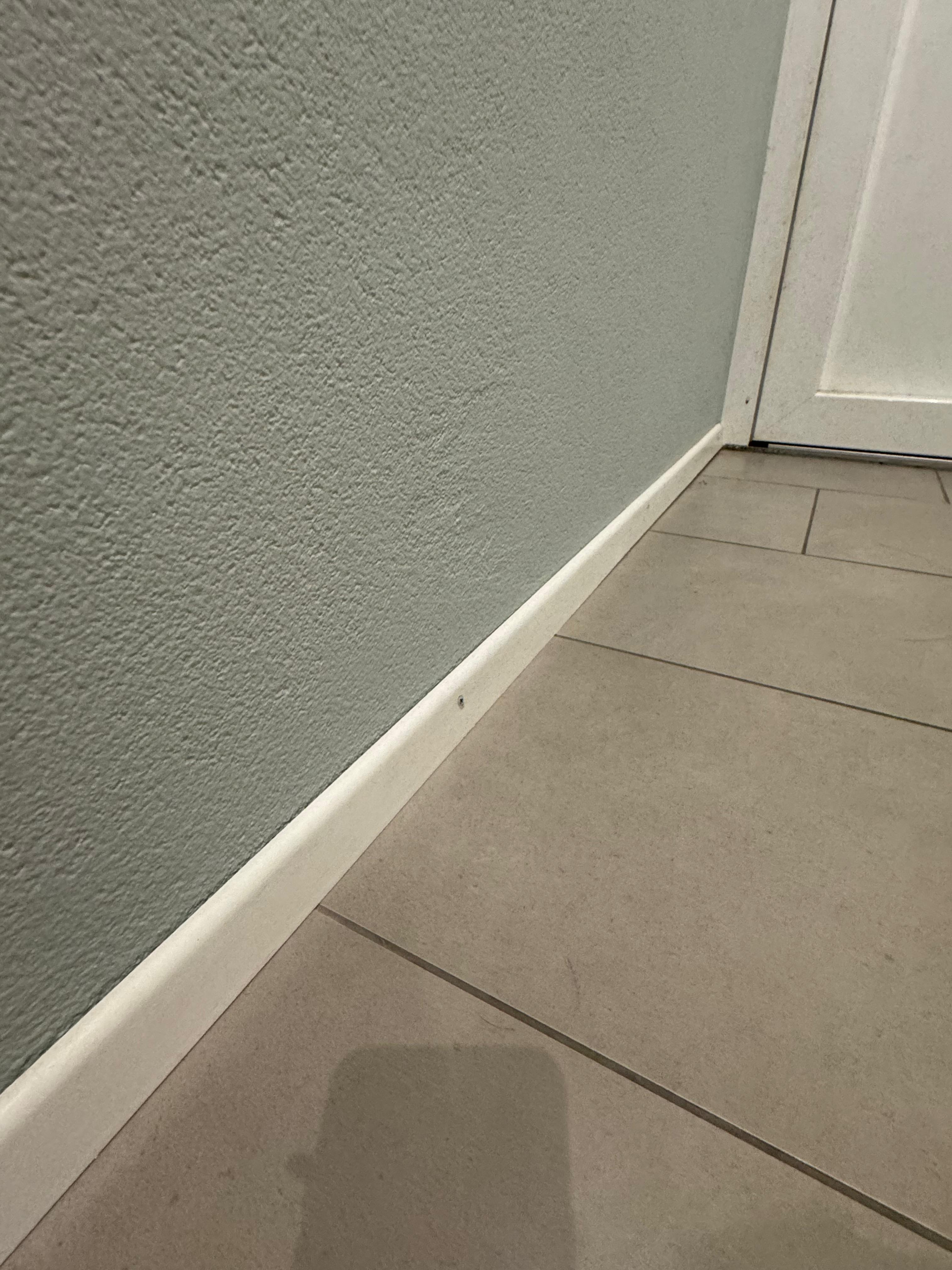 Detailaufnahme des zu tiefen Bohrlochs in dünner Mauer