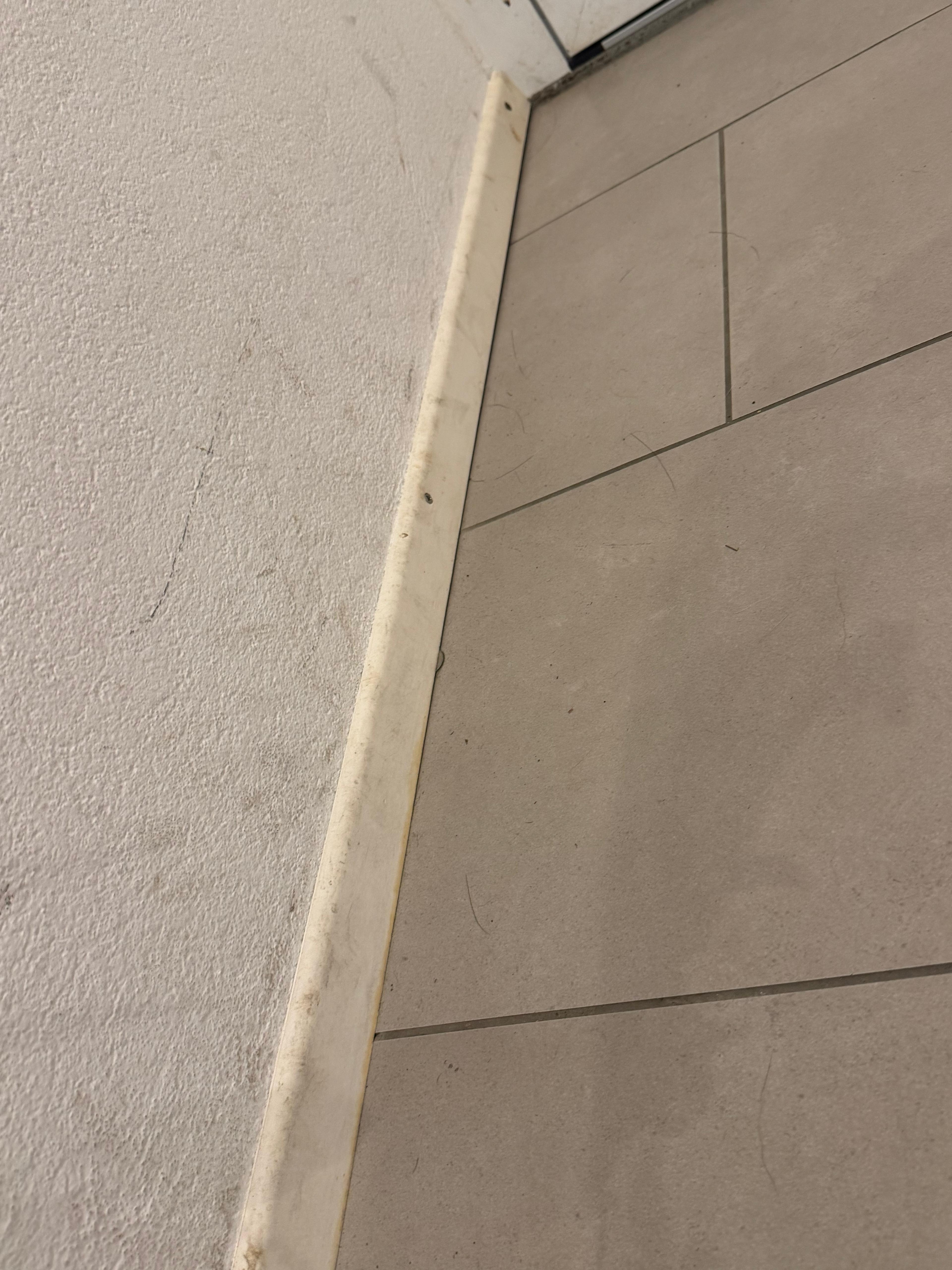 Übersicht Innenwand mit sichtbar durchgebohrtem Loch